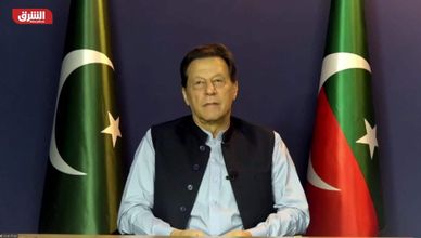 عمران خان لـ"الشرق": المؤسسة العسكرية وقائد الجيش هما سبب الأزمة في البلاد