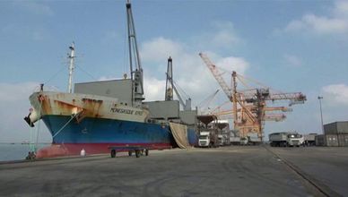 الحوثيون يحتجزون سفينة.. وخوف من اتساع "حرب غزة"