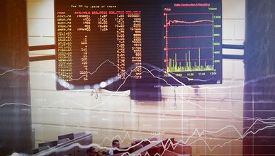 تمديد التخفيضات الطوعية يرفع النفط.. والبورصة المصرية تغلق على خسائر جماعية