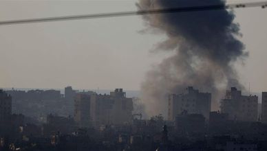 إسرائيل تقصف مدرستين لإيواء النازحين.. والأونروا: غارات مروّعة