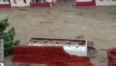 السيول تجر عشرات السيارات في تركيا