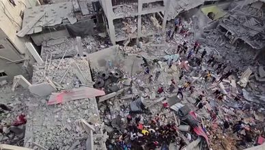مراسل الشرق: استهداف سيارة عائلة من النازحين في جنوب غزة بقذيفة دبابة إسرائيلية