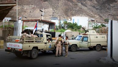 عدن تعود إلى قلب المشهد اليمني.. تعزيزات عسكرية ورسائل سياسية