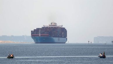 شركتا شحن تخطران قناة السويس بالعودة إلى الممر الملاحي