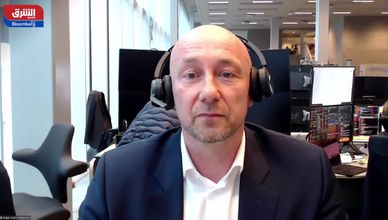 النفط يتماسك.. والذهب يتراجع ضمن نطاق ضيق