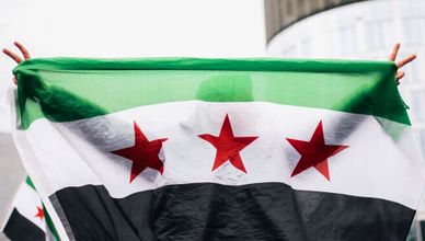 العلم السوري الجديد.. تاريخ وقصة