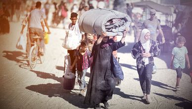 ‏فلسطينيون ينامون في الشوارع بعد إجبارهم على النزوح‎