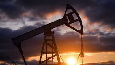 بكر: أسعار النفط مرتبطة بالدولار أكثر من التوترات الجيوسياسية