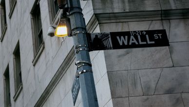 بيانات ضعيفة تهز وول ستريت.. وتغذي مخاوف التباطؤ