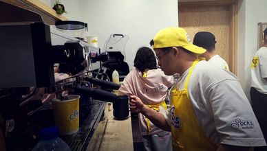 Socks Coffee.. مقهى يمنج ذوي الهمم فرصة للاندماج