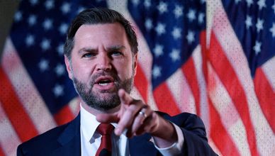 جي دي فانس: سمحت لزوجتي تخرج قبلي لأني محترم