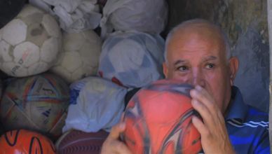 فنان تصليح الساحرة المستديرة