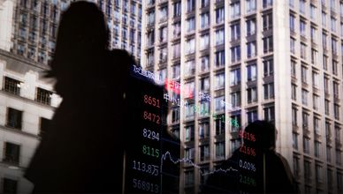 رهانات خفض الفائدة تصعد بالأسهم.. و البنتاجون يتهم عمالقة التكنولوجيا بمعاونة جيش الصين