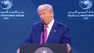 ترمب من الرياض.. إشادة بولي العهد ونهضة المملكة وتعهُّد برفع "عقوبات سوريا"
