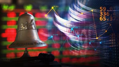 "EGX30" يتماسك فوق 49000 نقطة.. و"تاسي" يتراجع بـ1.7%