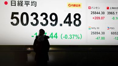 الأسهم الآسيوية تتراجع.. وترمب يصعد تهديداته ضد جرينلاند