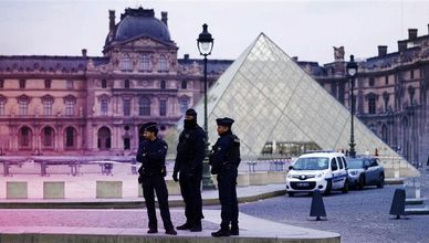 سرقة متحف اللوفر تهز باريس.. ماذا حدث؟
