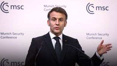 ماكرون يدعو لضبط الفضاء الرقمي دفاعا عن الديمقراطية