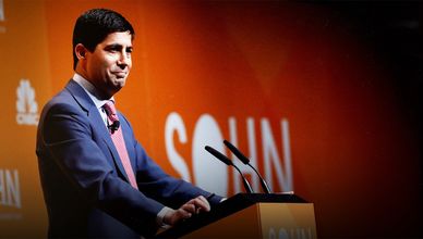 الذهب يتراجع والدولار يرتفع.. والأسواق تترقب تعيين "وارش" رئيسا للفيدرالي