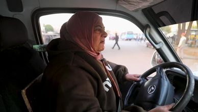 سائقة في عالم الرجال.. حكاية شجاعة تصنع قصة كفاح