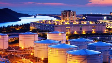 مراكز تخزين النفط العربية تحمي العالم من صدمات مضيق هرمز