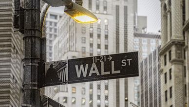 وول ستريت تراهن على التهدئة رغم استمرار التصعيد