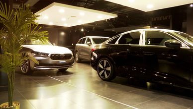 موجة غلاء جديدة.. الدولار والتوترات يرفعان أسعار السيارات في مصر