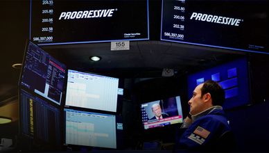 وول ستريت تختبر ختام الأسبوع بعد تقلبات حادة وسط ضغط السندات