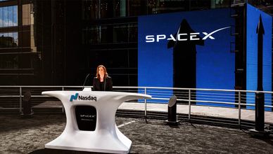 SpaceX تتجاوز تريليوني دولار في أول يوم تداول