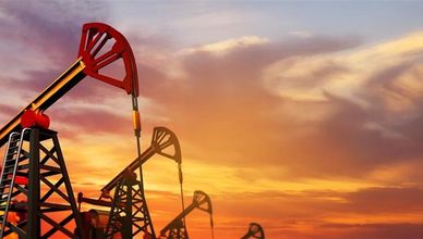 تاسي يعوض خسائره الصباحية.. والنفط قرب أعلى مستوياته