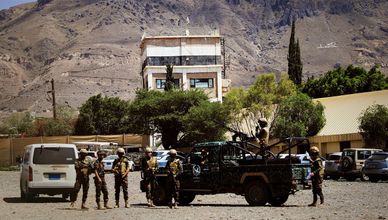 الجيش اليمني يستعيد مواقع غرب تعز.. وعُمان تؤجل اجتماع صلالة