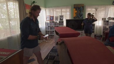 أفعى تستوطن أريكة منزل