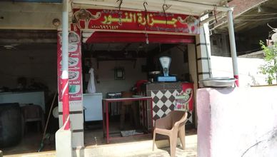 أم وليد… سيدة تكسر احتكار الرجال لمهنة الجزارة