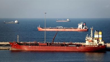 إغلاق هرمز يشعل أسعار النفط.. وإنذار أميركي لإيران لفتح المضيق