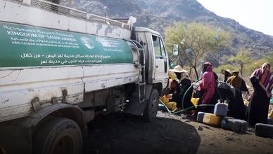 اليمن.. صهاريج إغاثية توزع المياه بمئات النقاط في تعز