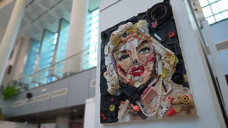 "سيرين طرابلسي" تحول الخردة إلى لوحات فنية