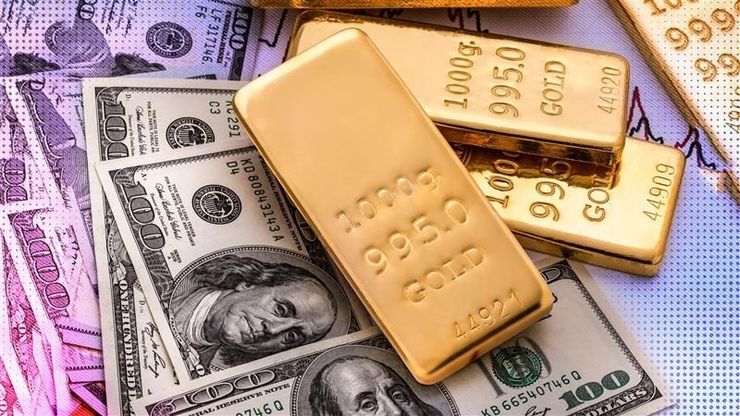 الدولار يتراجع.. والذهب يسجل قمما قياسية