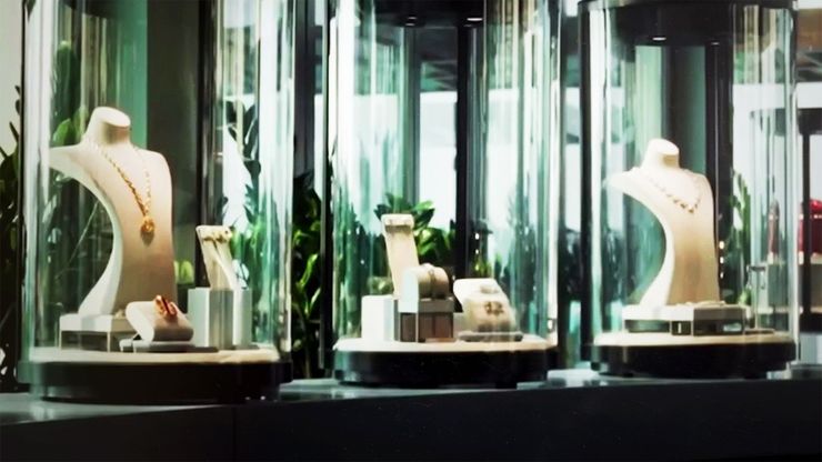 مجوهرات وسيارات وساعات.. أبوظبي تحتضن أحد أضخم عروض الاقتناء