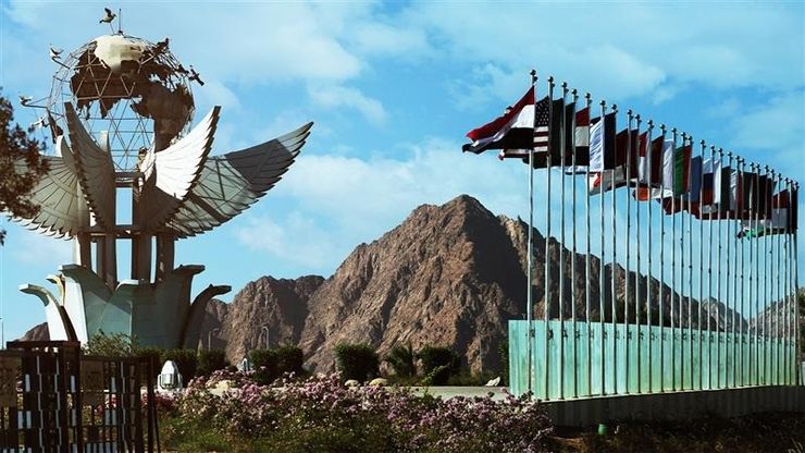 مصر تستضيف قمة دولية لإنهاء حرب غزة.. وحرب الرسوم تشتعل مجددا