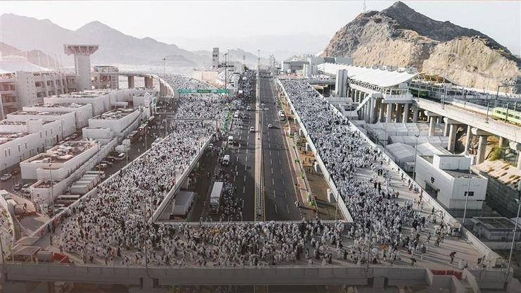 الحجاج يواصلون رمي الجمرات.. وتحذيرات أميركية لطهران حال تمسكها بـ"التخصيب"
