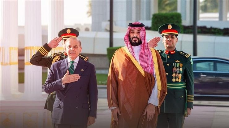 سوريا وإسرائيل تبحثان اتفاقا أمنيا.. وشراكة دفاعية سعودية باكستانية
