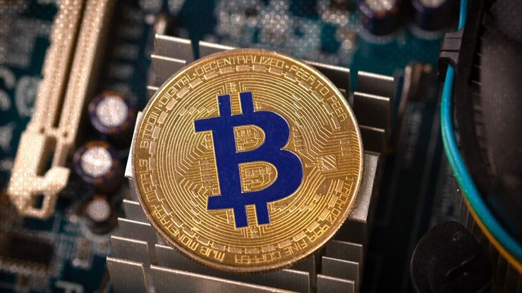 صناعة تعدين بتكوين.. رسوم ترمب تنقلها لأميركا