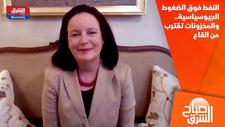 النفط فوق الضغوط الجيوسياسية.. والمخزونات تقترب من القاع