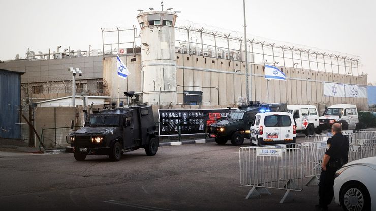 تبادل الأسرى يبدأ في غزة.. والصليب الأحمر يتسلم 7 إسرائيليين