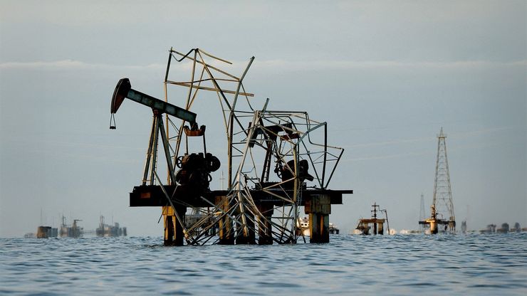 النفط الفنزويلي.. صفقات بمليارات الدولارات