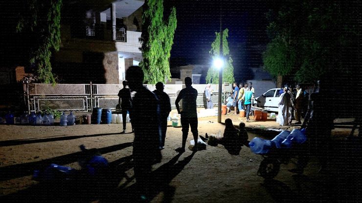 أزمة الكهرباء تغرق مدن السودان في ظلام دامس