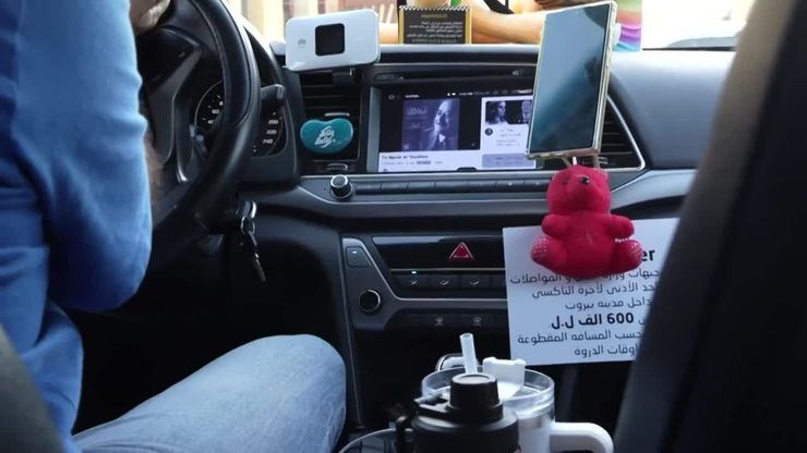 تاكسي يتحول إلى تجربة ترفيهية في شوارع بيروت