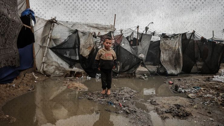 الأمطار تضاعف معاناة النازحين في خيم غزة الممزقة