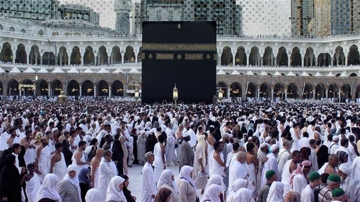 السعودية تحدّث خدمات الحج.. ترمب يرجئ قرار الرسوم