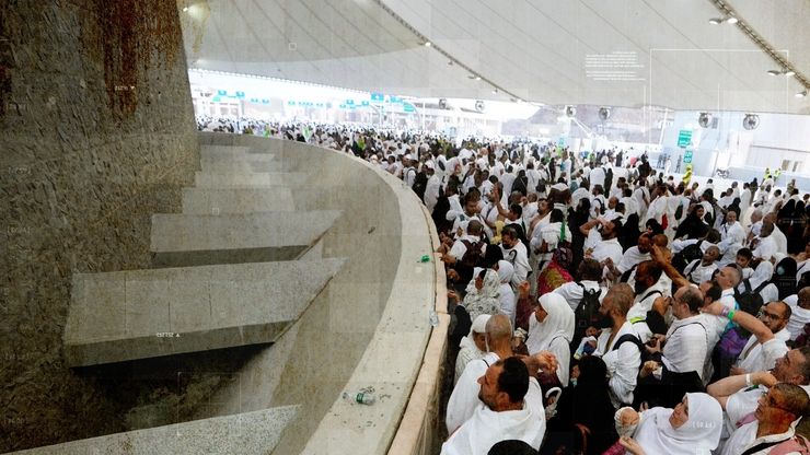 انسيابية في رمي جمرة العقبة.. وتوافد الحجيج لطواف الإفاضة